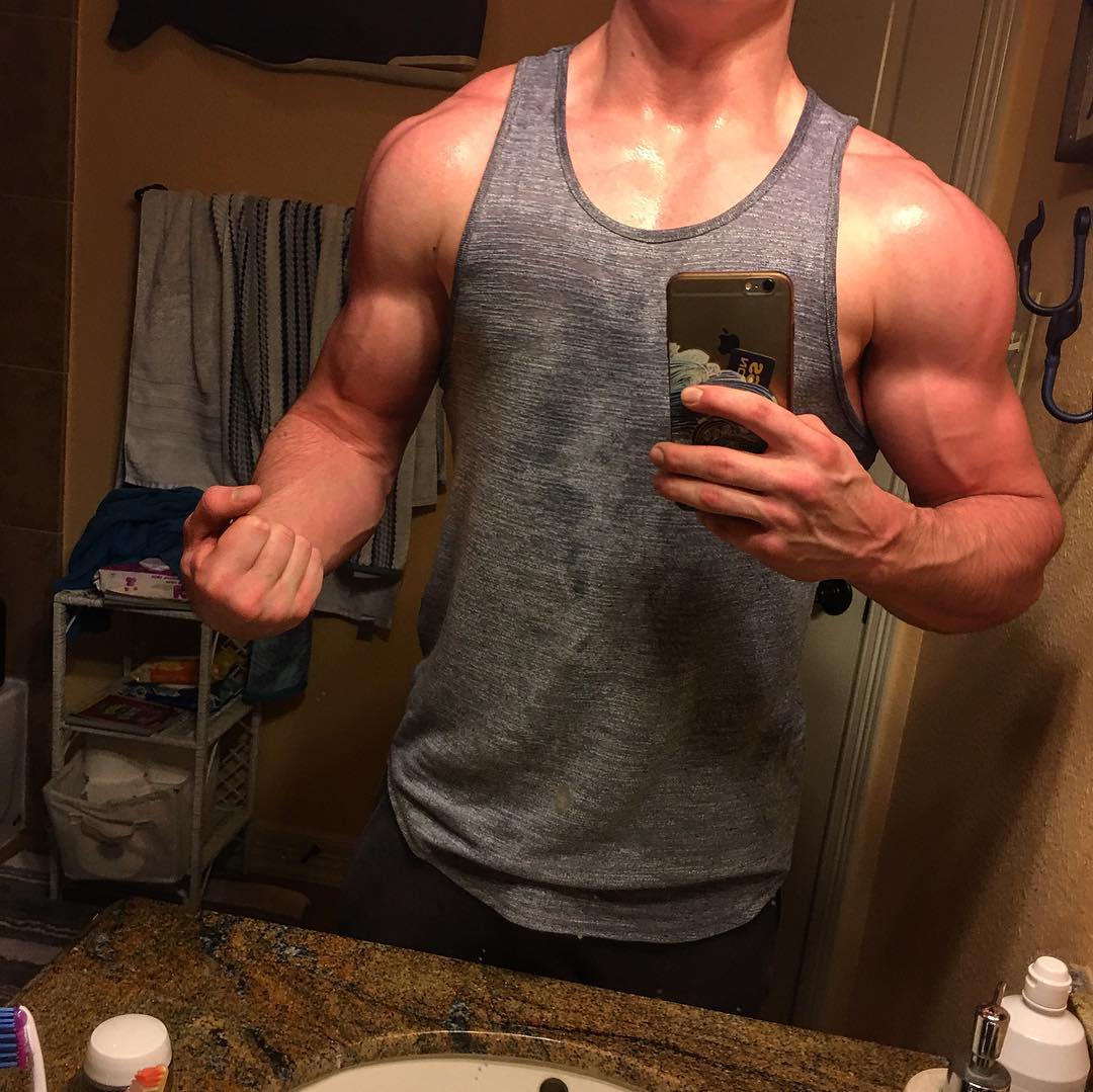 hot-young-muscular-guy-sean-stahl-selfie