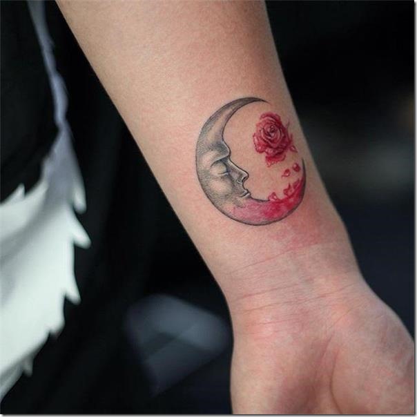 tatuaje-de-luna-bien-femenina-con-la-rosa