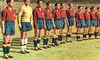 SELECCIÓN DE ESPAÑA. Temporada 1949-50. Gainza, Eizaguirre, Zarra, Panizo, Asensi, Puchades, Riera, Gonzalvo II, Molowny, Gonzalvo III. SELECCIÓN DE ESPAÑA 5 SELECCIÓN DE PORTUGAL 1. 02/04/1950. IV Copa del Mundo, Brasil 1950, fase de clasificación, partido de ida. Madrid, estadio de Chamartín. GOLES: 1-0: 11’, Zarra. 2-0: 13’, Basora. 3-0: 15’, Panizo. 3-1: 36’, Cabrita. 4-1: 58’, Zarra. 5-1: 65’, Molowny.