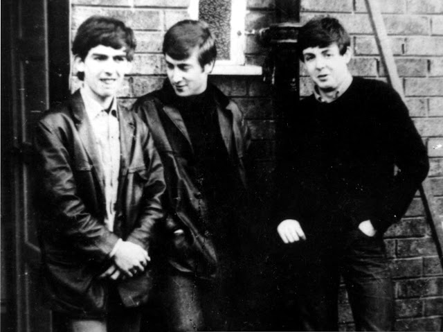 Los Beatles de pie frente a la casa de Paul en Liverpool en 1960