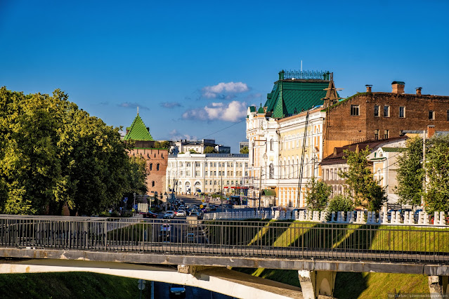 Улица города через пешеходный мостик