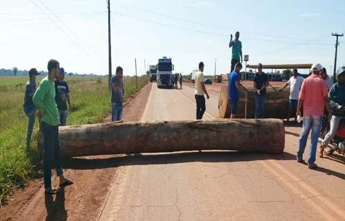 Manifestantes mantém bloqueio na BR-364 e só permitem passagem de ambulâncias e viaturas