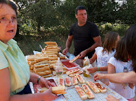 Col·laboradors preparant entrepans a Sabruneta