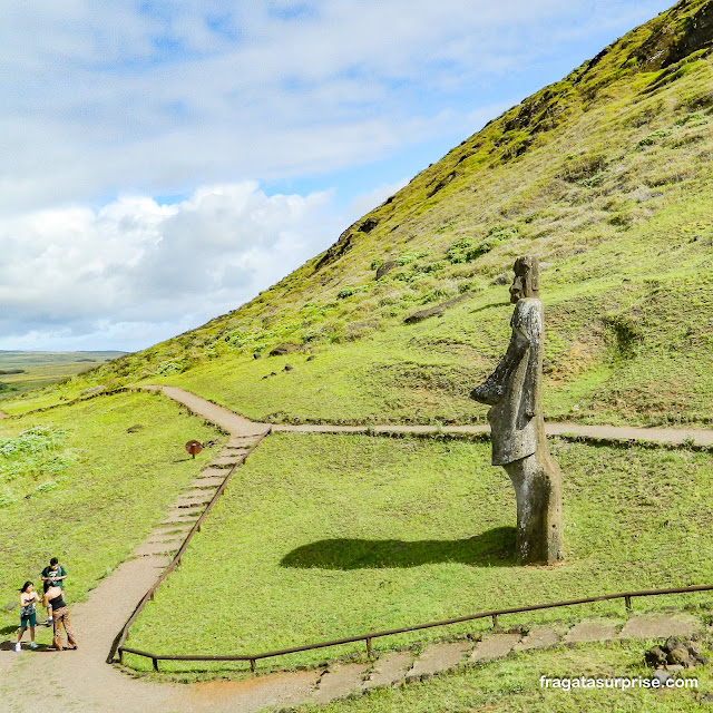 "Fábrica de moais" nas encostas do vulcão Rano Raraku na Ilha de Páscoa