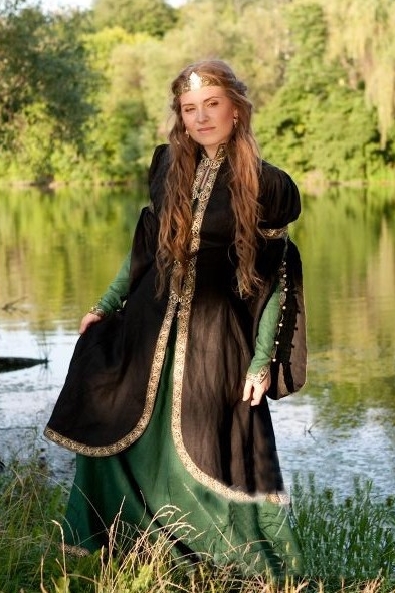 Elegant Black Forest Princess Medieval Overcoat for Women