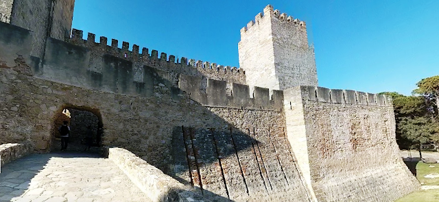 Image from the outside of the castle of Saint George in Lisbon