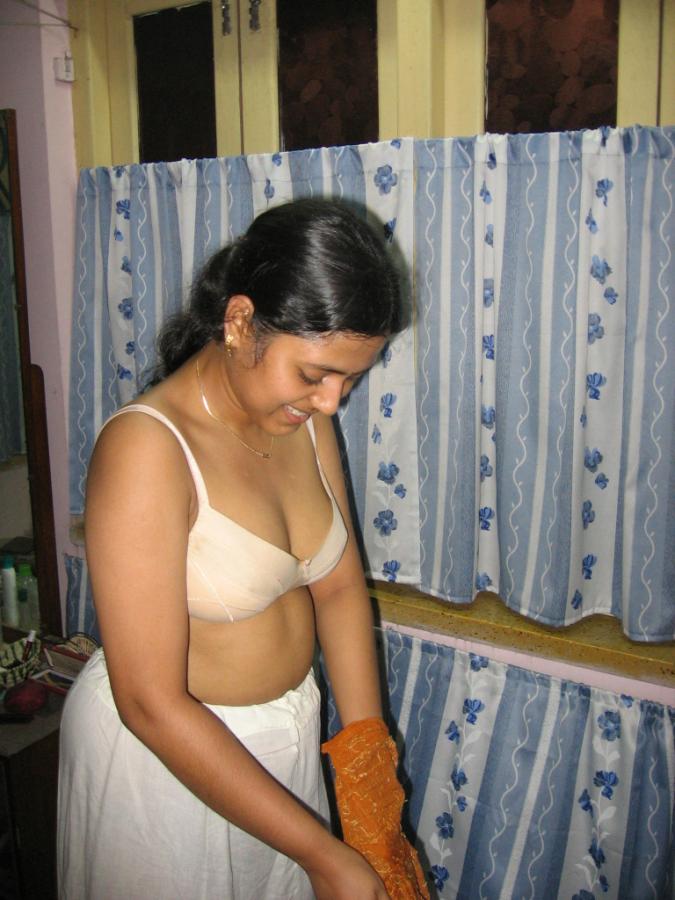 Indian Aunty Seducing nude Pictures