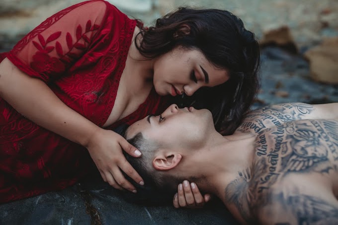 Sexy young couple on the beach and taking sexy pictures