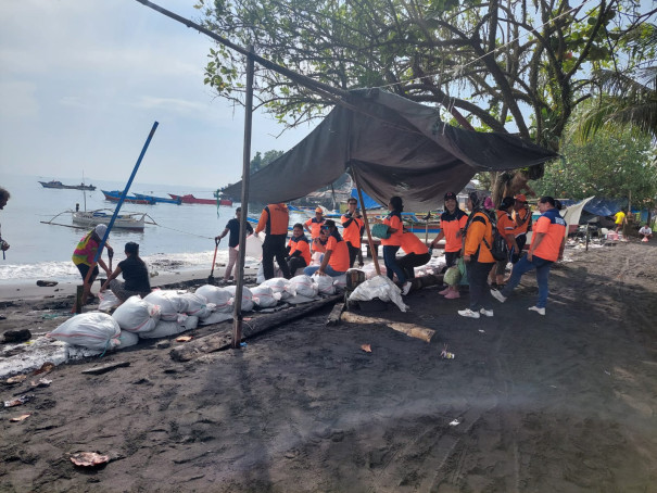 Rumah Rusak Terdampak Banjir Rob,  80 Warga Desa Wosia Bertahan di Lokasi Pengungsian