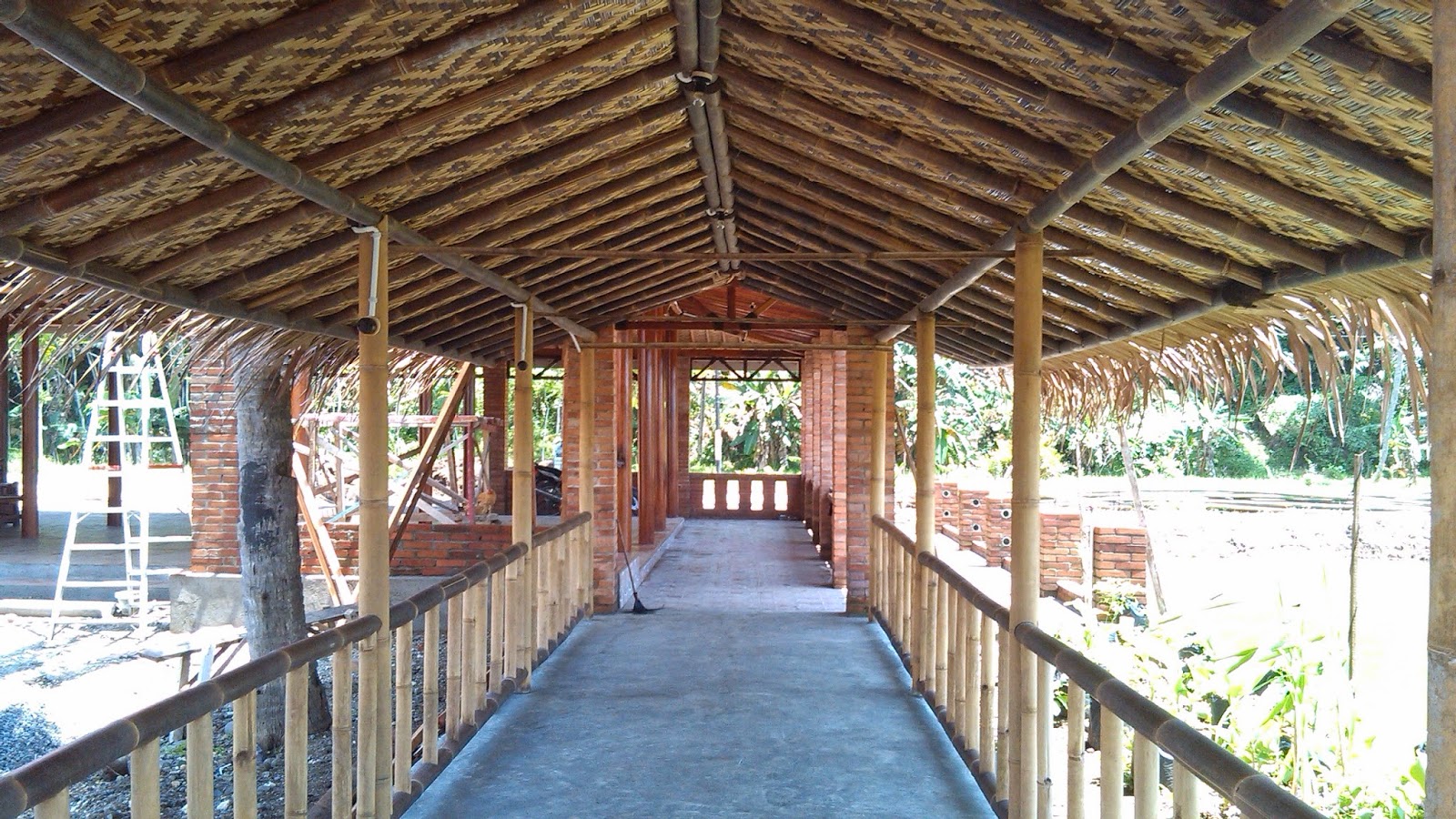 Jawanis ANYAMAN BATIK RUMAH BAMBU ATAS SUNGAI