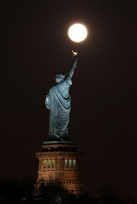 10 Foto-Foto Supermoon Terindah di Dunia 