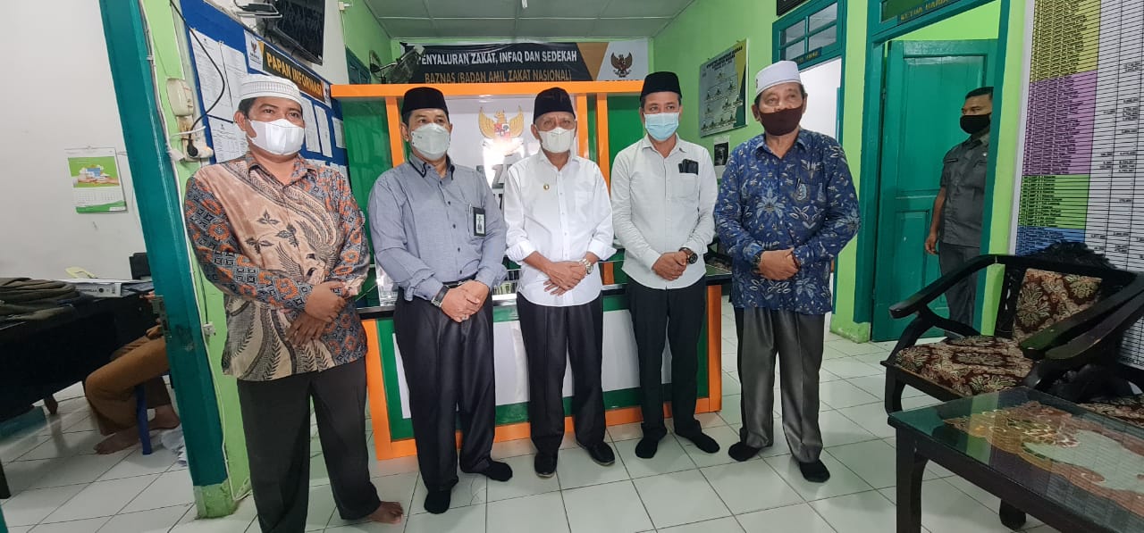 Bupati Salurkan Zakat Malnya Yang Diterima Ketua Baznas Kabupaten Asahan