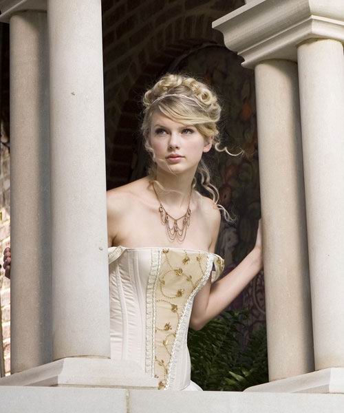 Taylor Swift Perfect Curly Hairstyle With Braids 2008 style