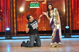 Salman Khan & Katrina Kaif on the sets of 'Jhalak Dikhhla Jaa 5'