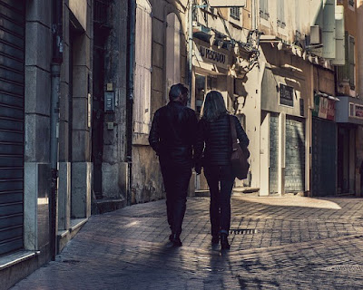 curiosidades sobre la edad adulta, pareja de enamorados caminando por las calles