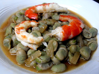 Habas guisadas en caldo con cebolla y ajo pochado, vino y gambas salteadas