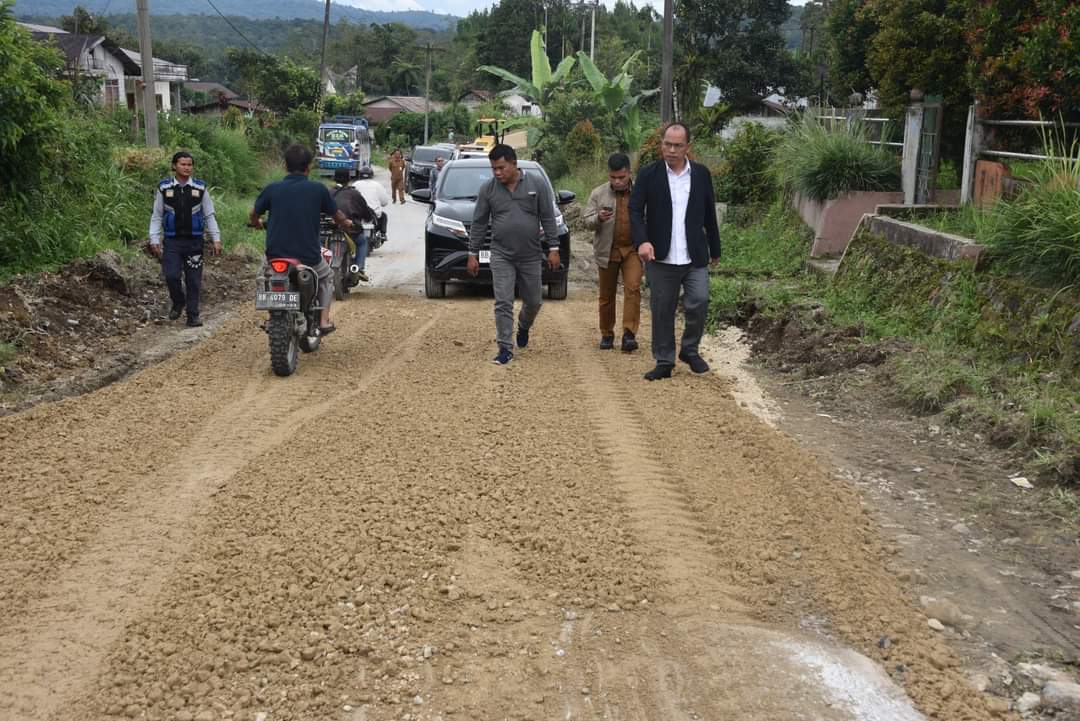 Bupati Humbahas Tinjau Pembangunan Jalan Pusuk-Parlilitan