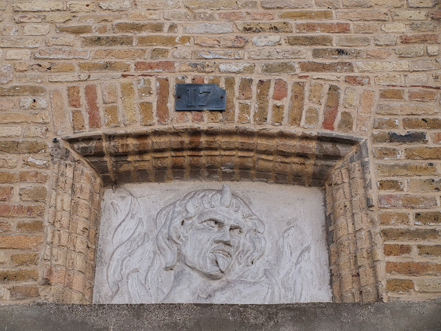 jiemve, le temps d'une pose, Saint-Omer, Hauts de France, plaque, Diable, presbytère