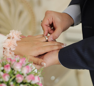 Groom placing ring on bride's finger (Credit: Saeed Sarshar/Unsplash)