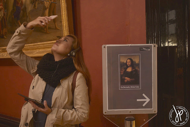 woman taking a photo, mona lisa