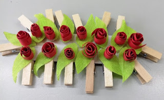 Roses de paper en una pinça petita