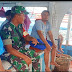 Babinsa Koramil 02 Muara Siberut Kodim 0319/Mentawai Serka Robin Sianturi melaksanakan Komsos dengan nelayan di Dermaga Maileppet Kec Siberut Selatan Kab Kep Mentawai