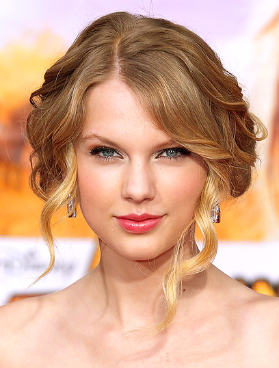 taylor swift hair updo. I#39;m loving Taylor Swift#39;s hair