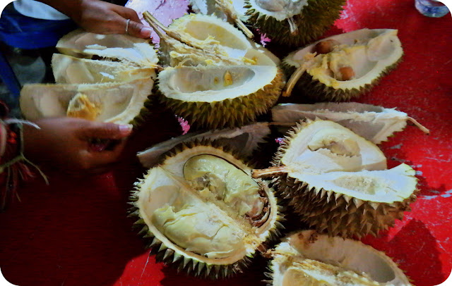  Pasti semua nya tujuk tangan suka suka suka Pesta Durian Sepanjang Tahun Di Pasar Kuto