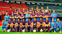 F. C. BARCELONA - Barcelona, España - Temporada 1974-75 - Sadurní, Heredia, Torres, Juan Carlos, Cos, Macizo, Migueli, Neeskens, Mora; Cruyff, Clares, De la Cruz, Rinus Michels (entren.), Alacart, Rexach, Marcial, Costas; Pérez, Rifé, Tomé, Juanito, Sotil, Asensi, Martí Filosía y Gallego - Plantilla del F. C. BARCELONA en la temporada 1974-75, en la que se clasificó en la Liga en 3ª posición, a 13 puntos del Real Madrid, que fue el campeón