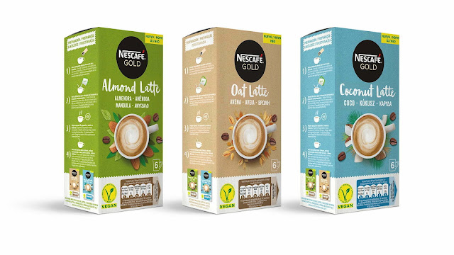 Foto mostrando as embalagens das três variedades de Bebidas Vegetais Nescafé Gold: Amêndoa, Aveia e Coco. Descubra a resenha completa sobre essas deliciosas alternativas vegetais ao café, muito apreciadas pelos leitores do blog em 2023. Saiba mais sobre o sabor, textura e benefícios dessas bebidas saudáveis e práticas para o dia a dia.