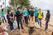 Menilik Amsakar Turun Bersihkan Limbah Minyak di Pinggir Pantai Nongsa