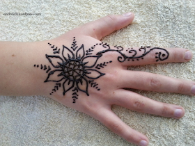 https://sawitdidit.wordpress.com/2016/07/11/school-holiday-activity-henna-tattoos-at-home/