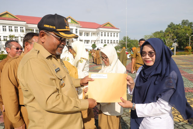 Bupati Karimun Serahkan SK Perpanjangan Kontrak kepada 2.449 Tenaga Honorer