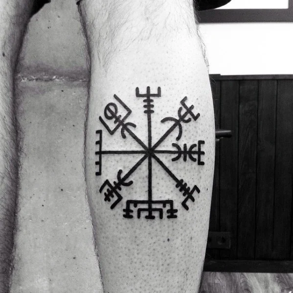 tatuaje de vegvisir vikingo