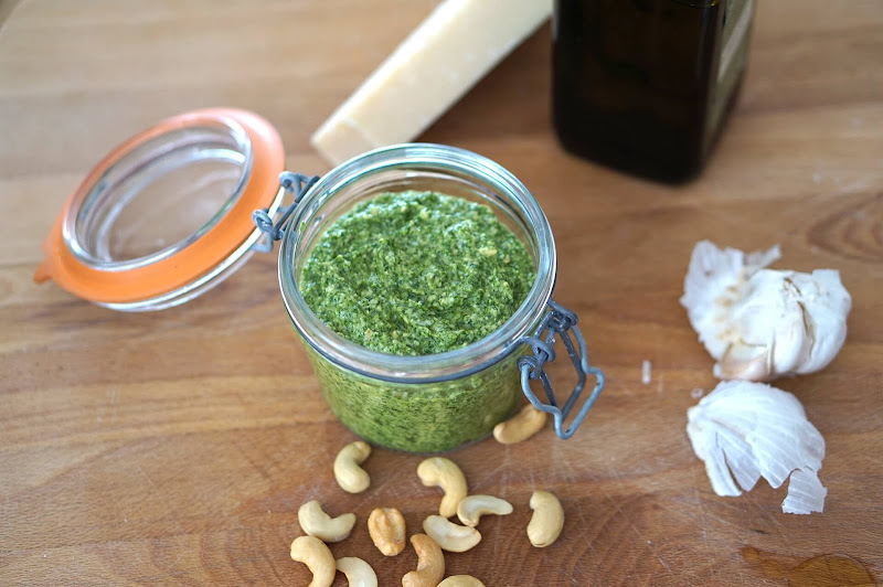 Rucola-Cashew Pesto: Mit etwas Olivenöl bedeckt, hält es sich etwa eine Woche im Kühlschrank. 