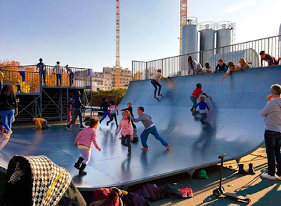 Enfants toboggan sur le skatepark