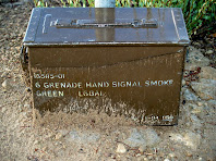 La caixa de l'exèrcit americà on hi ha el llibre de signatures, al cim del Serrat de l'Àliga