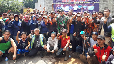 Perkuat Pentahelix, Satgas Citarum Sektor 21 Bersinergi Dengan DLH Cimahi Dan Komunitas Warga Bersihkan Sungai