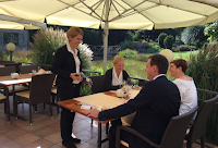 Elisabeth Weirich am Tisch bei Ihren Gästen im Park-Hotel