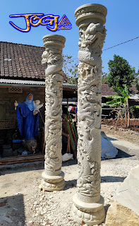 Tiang pilar Naga dan burung hong dibuat dari batu alam paras jogja (batu putih)