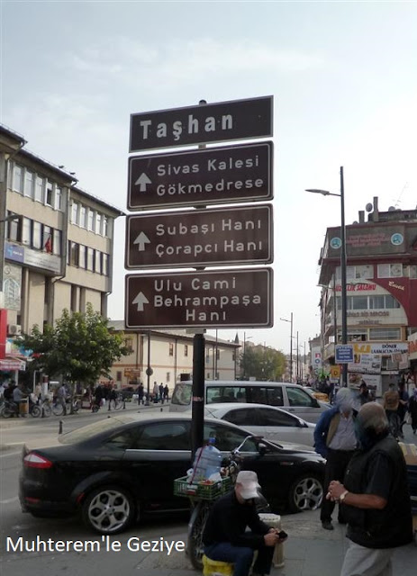 turistik yerleri gösteren tabelalar