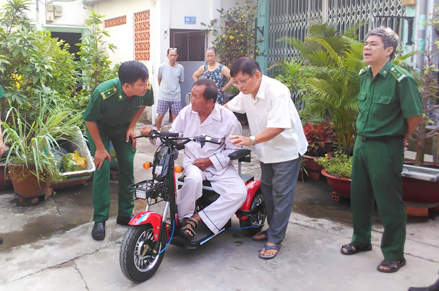 Hội Cựu TNXP quận luôn quan tâm chăm lo hội viên có hoàn cảnh khó khăn. (Ảnh T. Nhàn)