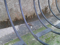 Siringhe fotografate nel parcheggio delle biciclette davanti alla stazione di Bergamo