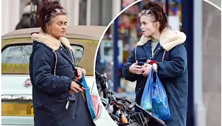 Helena Bonham Carter sai para passear com uma saia de cetim peculiar e botas de caminhada depois de dizer que 'odeia' a cultura do cancelamento