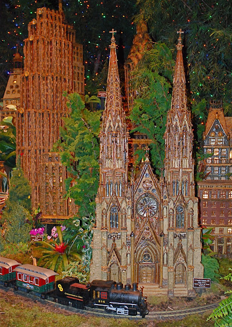 2012 Holiday Train Show: Model Trains and New York Landmark Replicas 