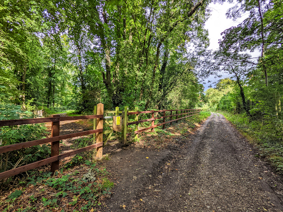 Turn left on a continuation of Wheathampstead footpath 38