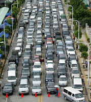 Cars line up to buy petrol at a petrol station in Dongguan, south China's Guangdong province, August 17, 2005. China's southern manufacturing heartland of Guangdong is plagued by closed service stations, fuel rationing and hours-long gas queues.