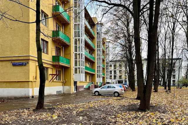 улица Немчинова, Красностуденческий проезд, дворы, жилой дом 1938 года постройки, городская поликлиника № 6