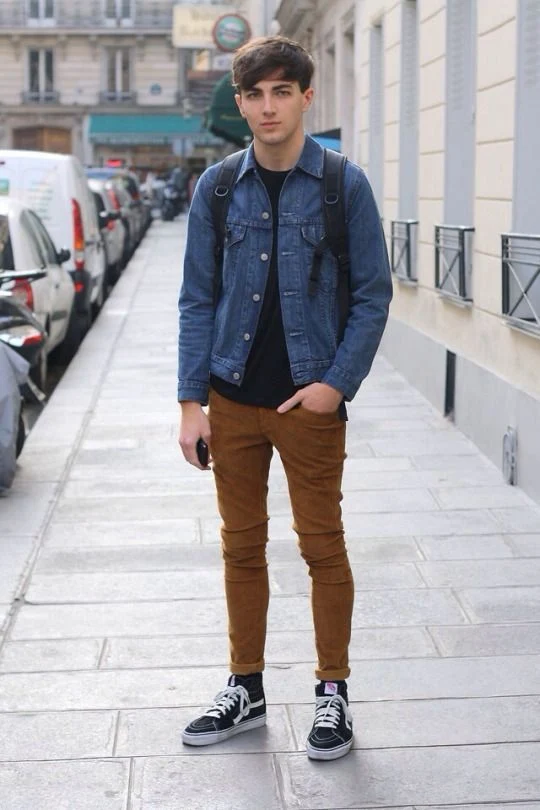 Look Masculino com Jaqueta Jeans e Calça Marrom