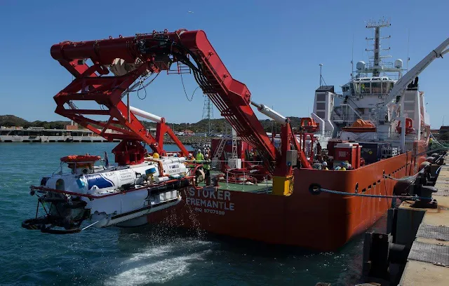 El buque de rescate submarino LR5 se recupera en la cubierta de trabajo del MV Stoker desde la dársena de la Base de la Flota - Oeste después de una prueba de sistemas durante la Ex Black Carillon 2016.